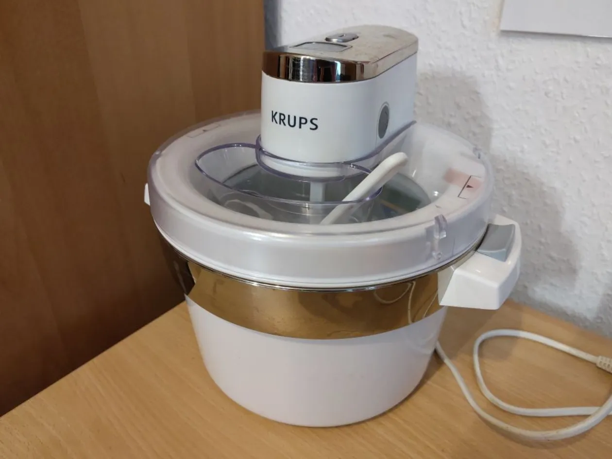A white ice cream maker.